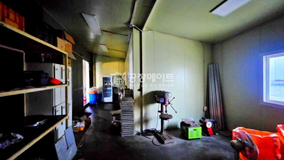 경기 평택시 서탄면 수월암리 평택시 서탄면 수월암리 6m 도로 접 대형차진입 가능 호이스트 2기 150p 전력 60lw 인입되어 있는 신축급 공장입니다. 월세 매물번호 10618 사진 5